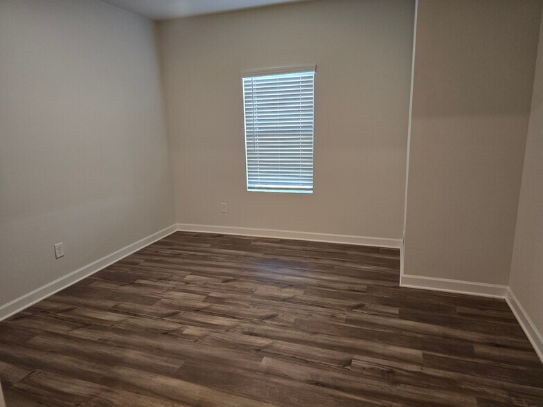 Building Photo - 3301 Plum Dr