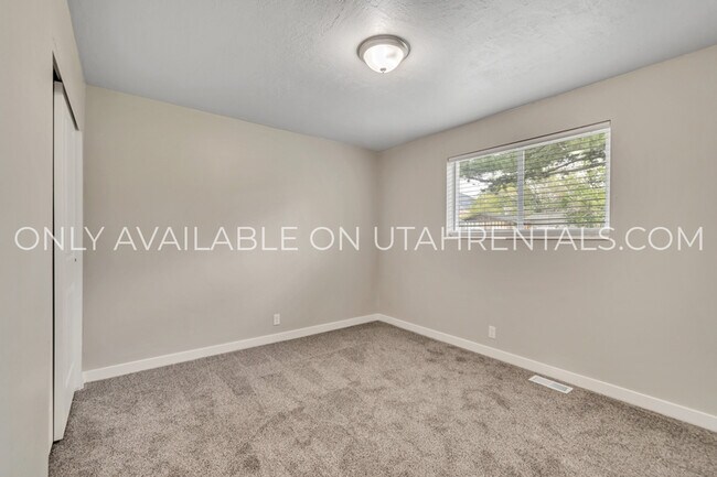 Building Photo - 689 N 100 W