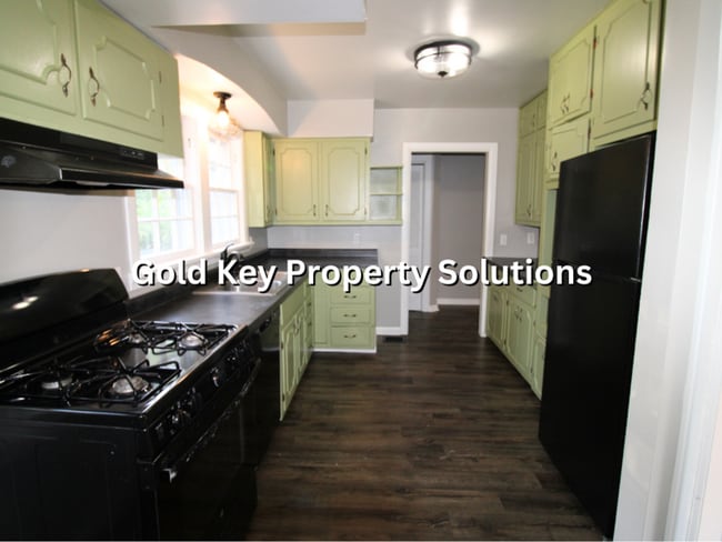 Building Photo - Adorable Brick 4 BR 1 BA House Near Golf C...