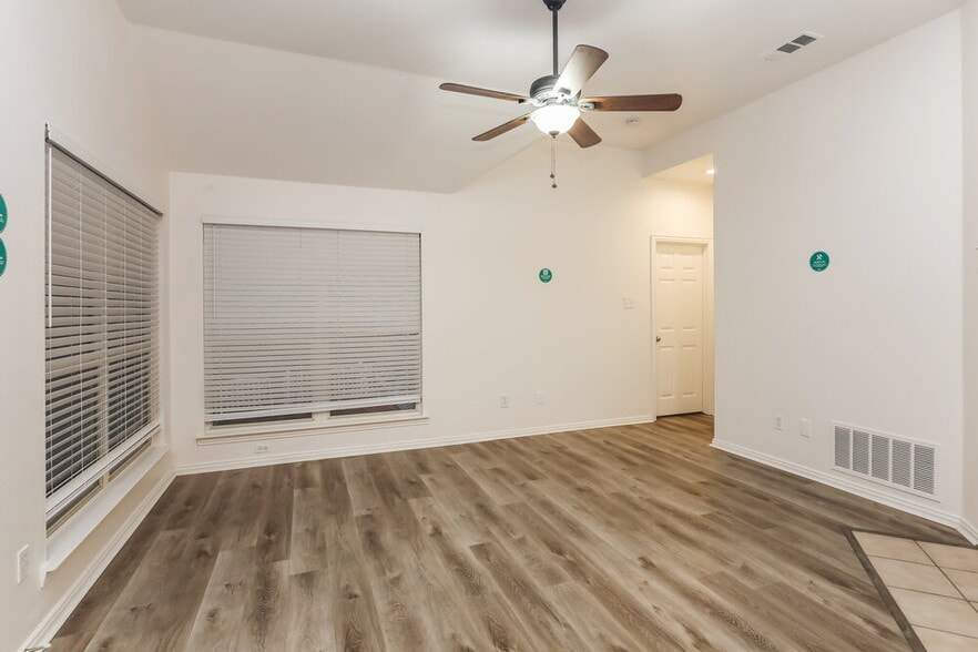 Building Photo - 308 Creekview Dr