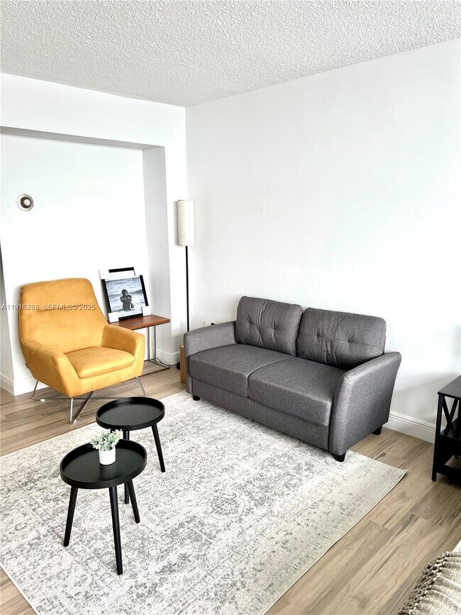 Building Photo - 801 Brickell Bay Dr