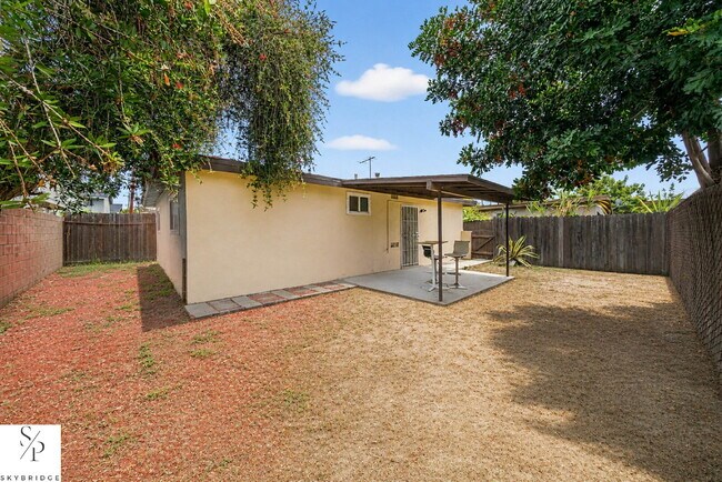 Building Photo - "Charming 2-Bed Sanctuary in the Heart of Downey – Your Ideal Urban Retreat Awaits!"