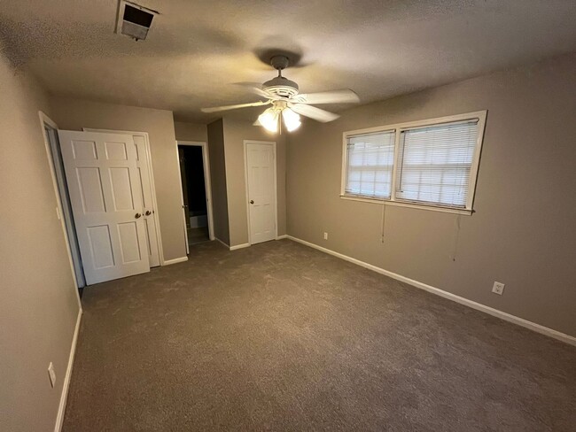 Building Photo - Welcome to this spacious 3-bedroom, 2-bath...