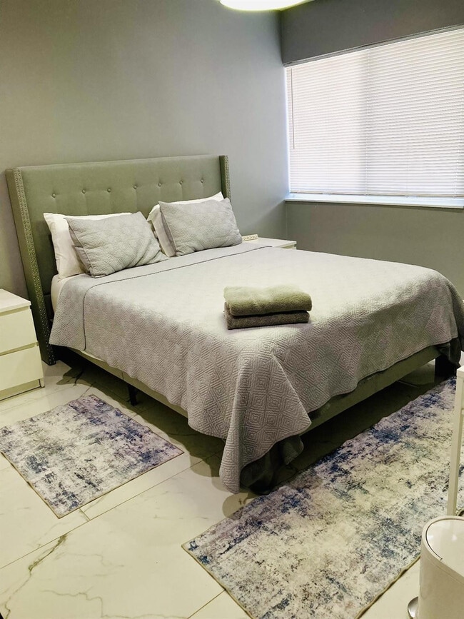 Building Photo - 2640 NE 10th Terrace