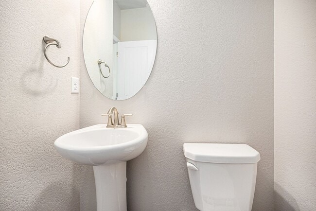 Building Photo - Stunning Solterra Townhome with Spacious B...