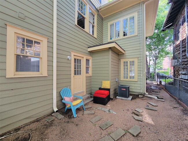 Building Photo - 815 Sul Ross St