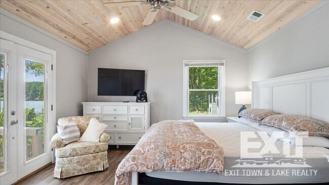 Building Photo - Gorgeous Waterfront Property with 4 Bedroo...