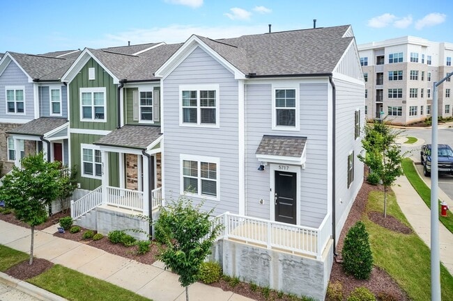 Building Photo - Three Bedroom End Unit Home!