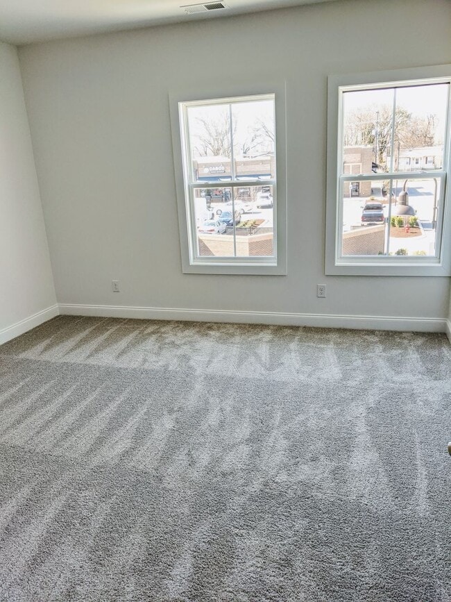 Building Photo - Beautiful 3 Bedroom Townhome w/2 car garage!