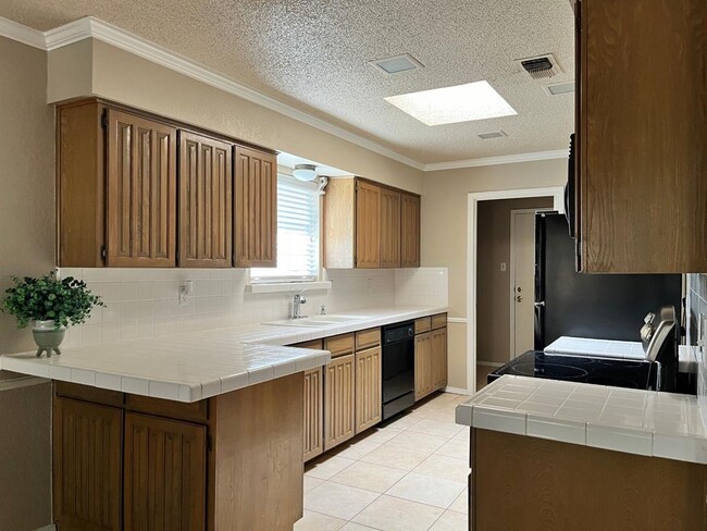 Building Photo - 7825 Silveridge Dr