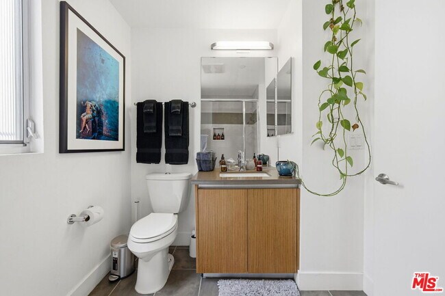 Building Photo - 5911 Saturn St