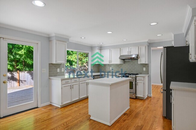 Building Photo - "Spacious 4-Bedroom Retreat with 2.5 Baths in Charming Sammamish Setting"