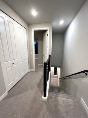 Building Photo - Modern 3Bed/2Bath PLUS 2 car garage Townhome in Bellevue!