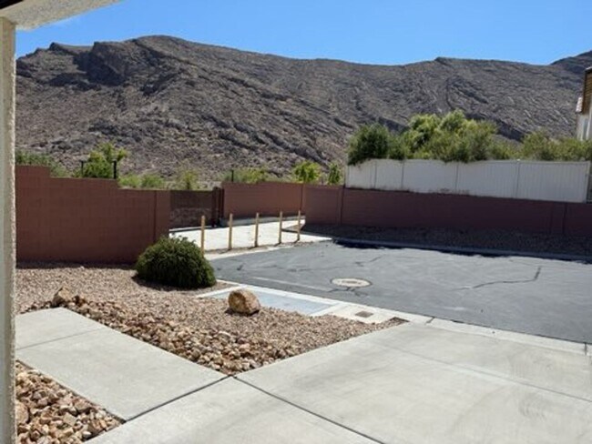 Building Photo - Spacious 4-Bedroom Home with Loft, Views &...