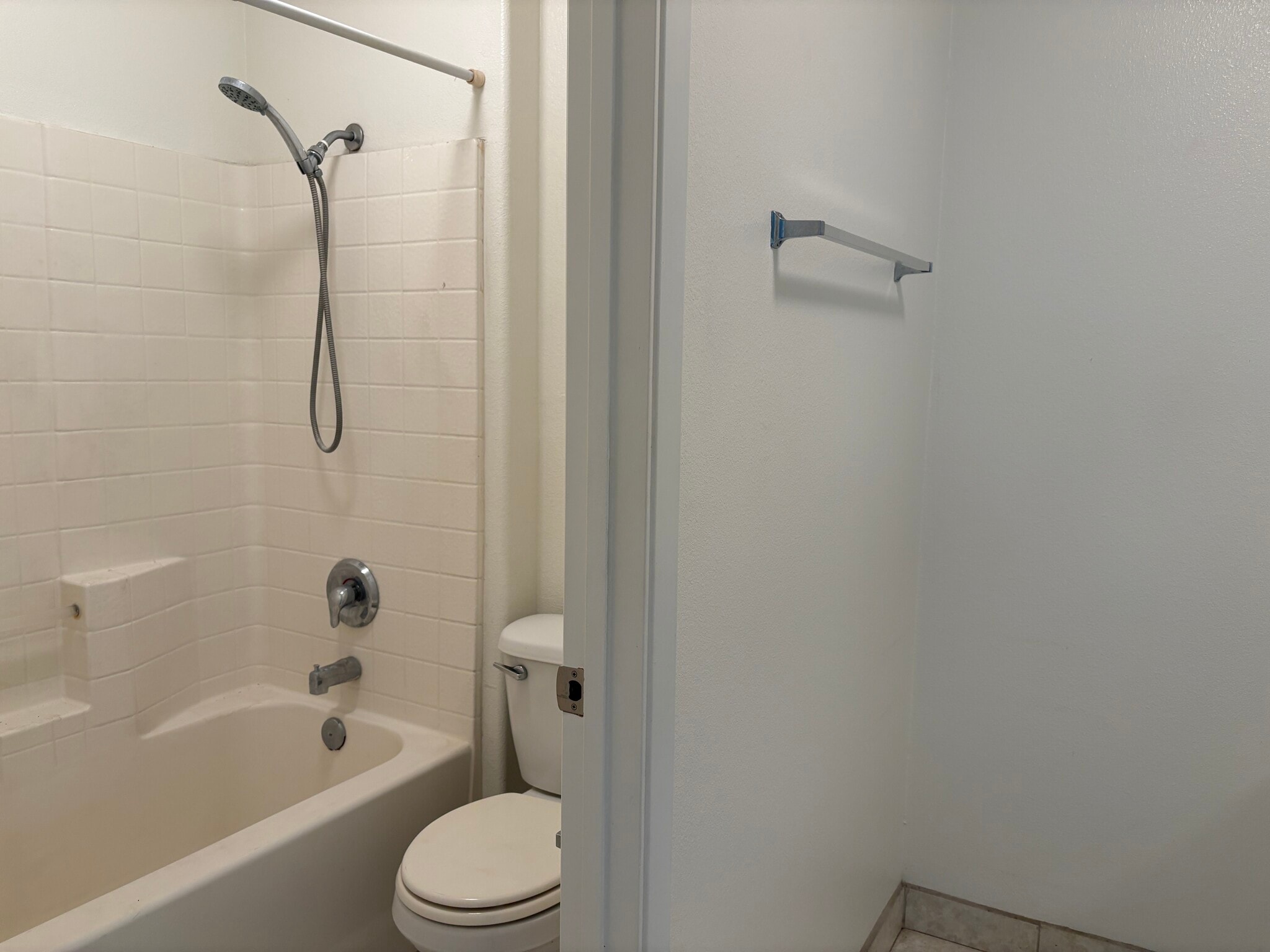 Master bathroom - 2946 S Campus Ave