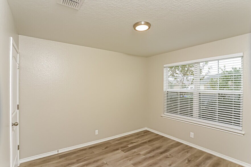 Building Photo - 8806 Double Oak