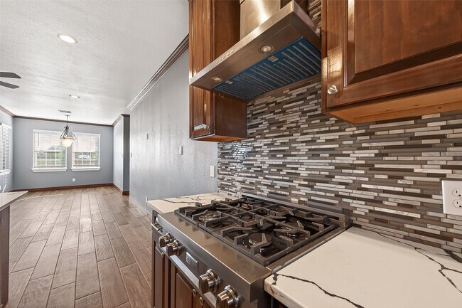 Building Photo - 2410 Engeling Rd