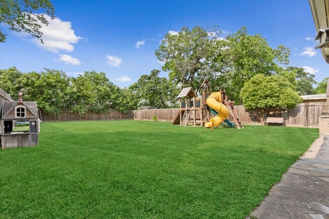 Building Photo - 631 Apache St