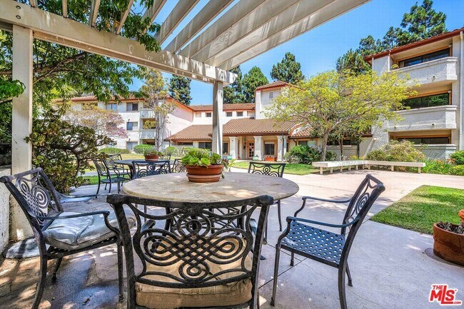 Building Photo - 501 Palisades Dr