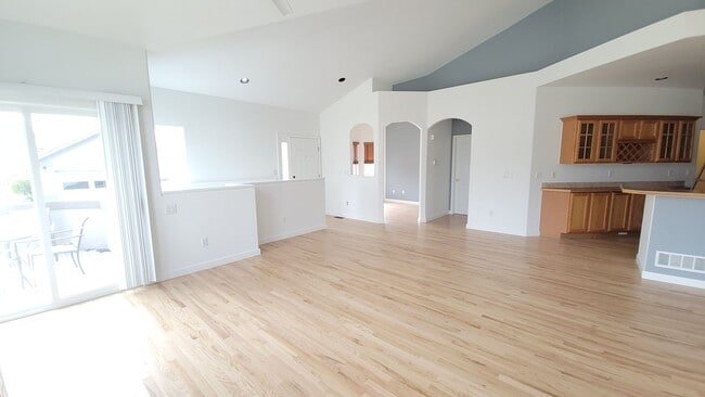 Building Photo - Beautiful Single Story Townhouse with Den & Attached 2-Car Garage