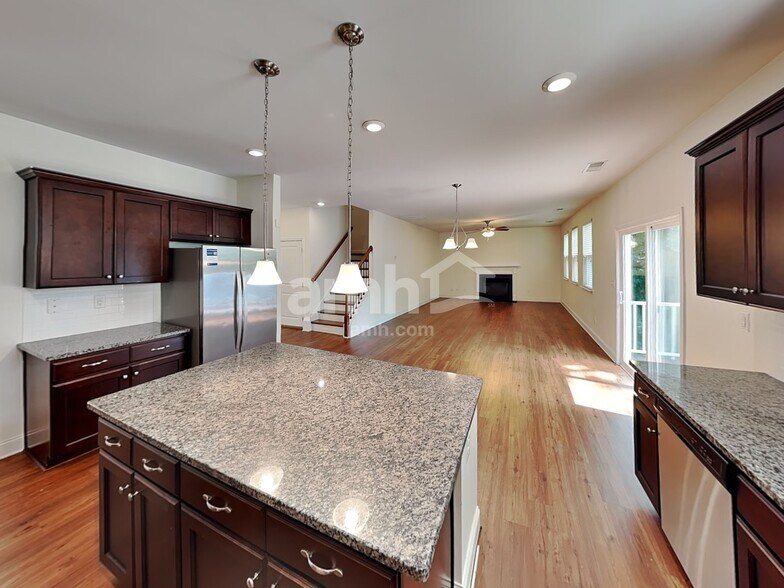 Building Photo - 3021 Greenmont Cir