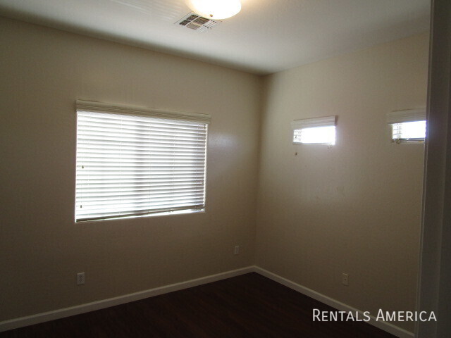 Building Photo - Desirable Rovey Farm Estates in Glendale l...