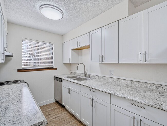 Building Photo - Remodeled 2 Bedroom, 1 Bathroom Apartment- Close to shopping!