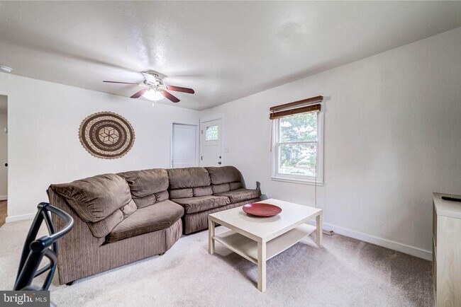 Building Photo - 2425 Fort Dr