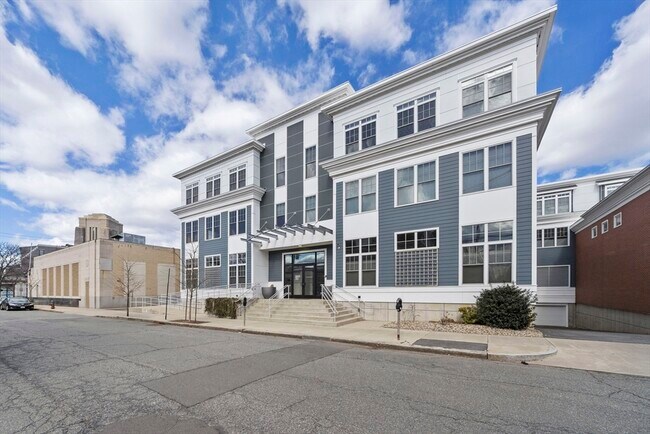 Building Photo - 353 Summer St