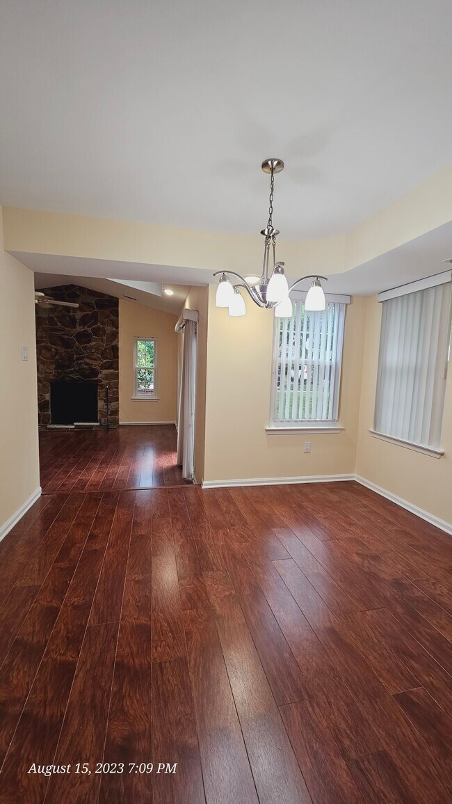 Building Photo - 451 Redbud Ct