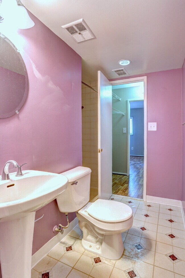 Building Photo - 2BD/1.1BA:  Cozy Columbia Condo