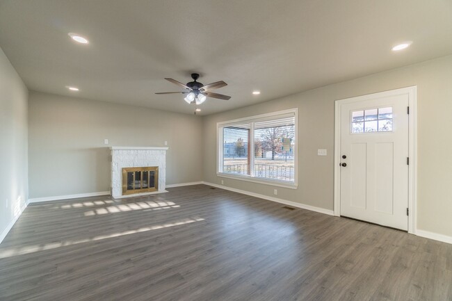 Building Photo - * Move-In Special * Beautiful Newly Remode...