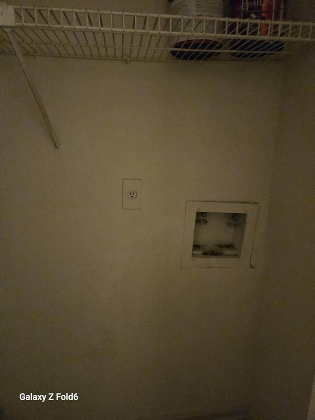 Building Photo - 2 Bedroom Townhouse