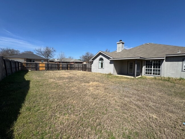 Building Photo - 2402 Simone Dr