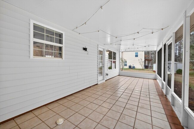 Building Photo - 155 W River Bend Dr