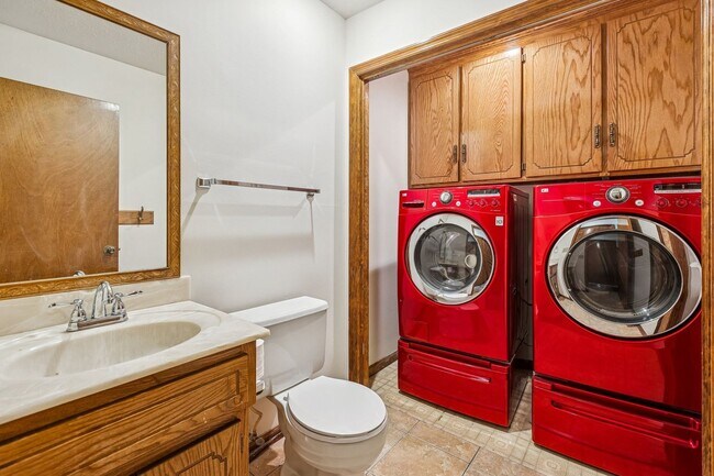 Building Photo - Spacious Northwest Omaha 3-Bedroom!!