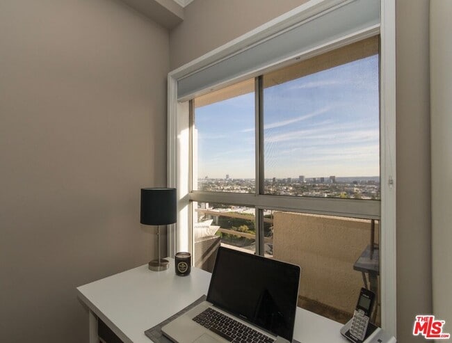 Building Photo - 1131 Alta Loma Rd