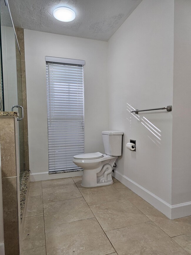 Building Photo - 435 Pine Villa Dr