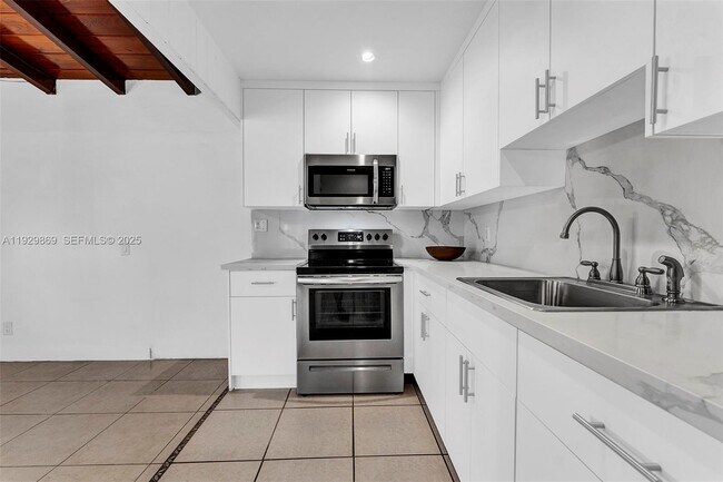 Building Photo - 361 SE 6th Ave