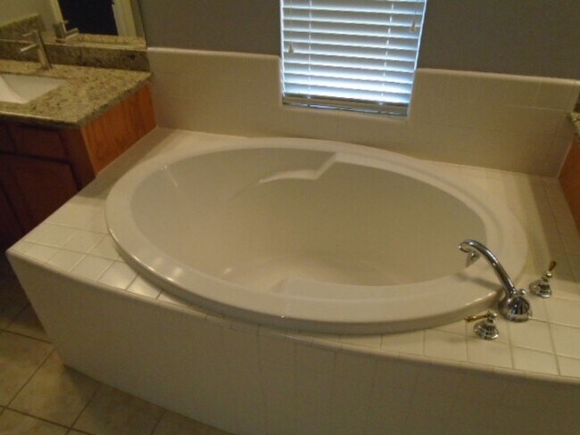 Building Photo - BEAUTIFUL WHITNEY OAKS HOME WITH 3+ BEDROOMS, 3 FULL BATHS, & 2 CAR GARAGE!