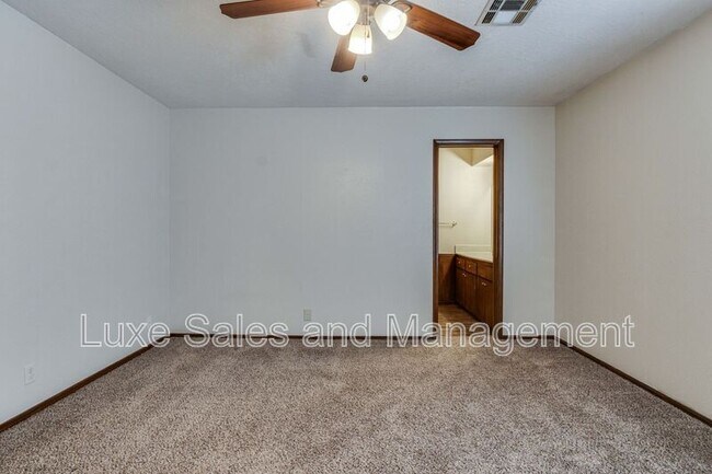 Building Photo - 6004 Paramount Dr