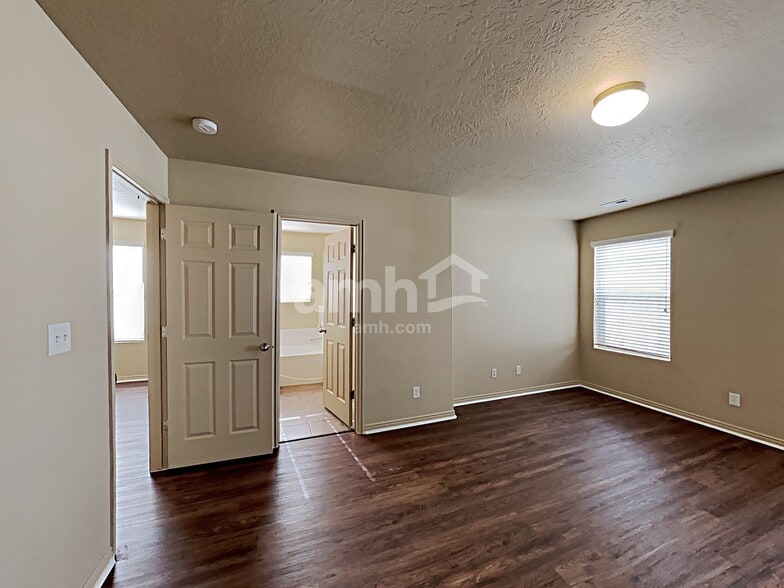 Building Photo - 1805 American Way