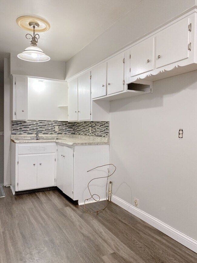 Building Photo - Beautiful 3 bed 1 bath house, over sized driveway, garage and fenced in back yard $1,795  [Move-i...