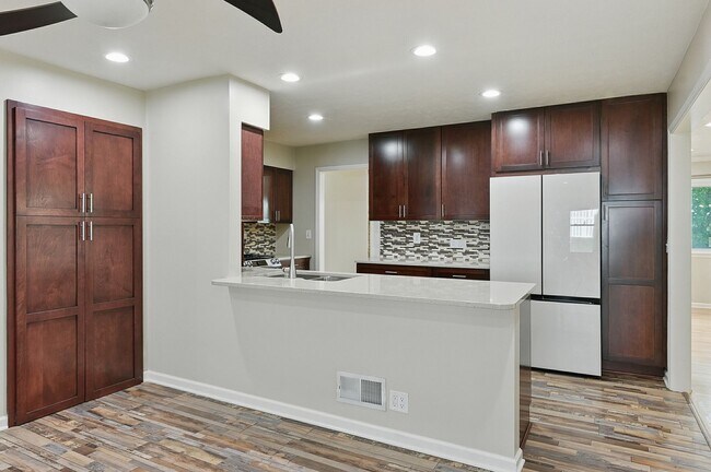 Building Photo - Spacious 4-Bedroom Home for Rent in Desira...