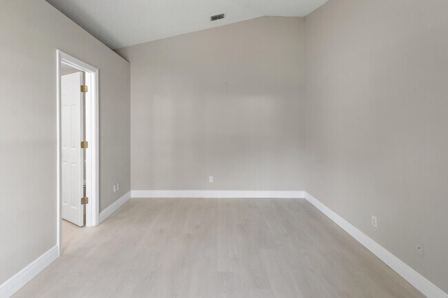 Building Photo - 173 SW Ray Ave