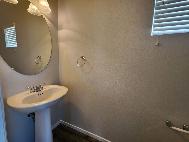 Building Photo - Unique condo with rooftop Strip Views and modern amenities.