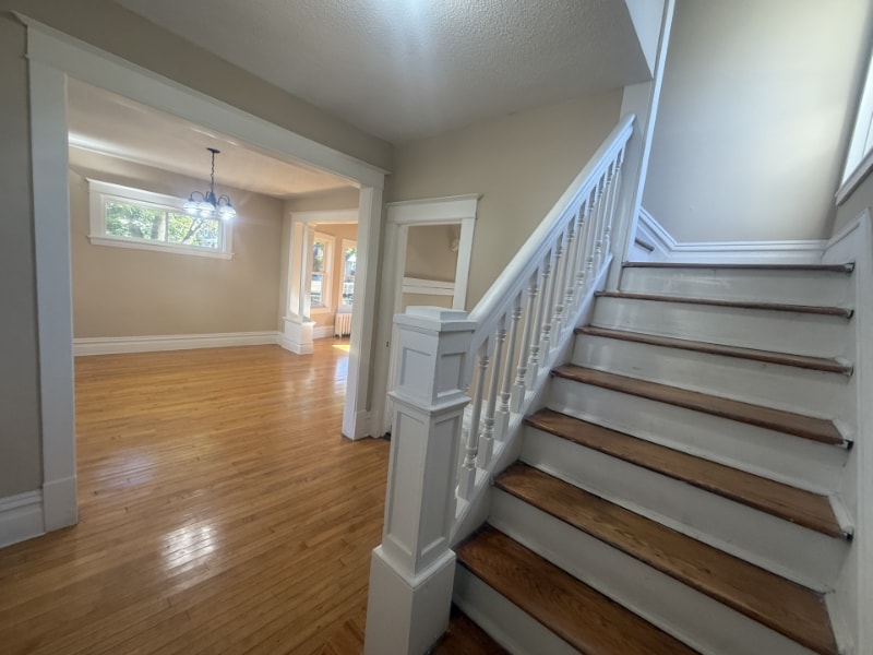 Building Photo - 350 George St W