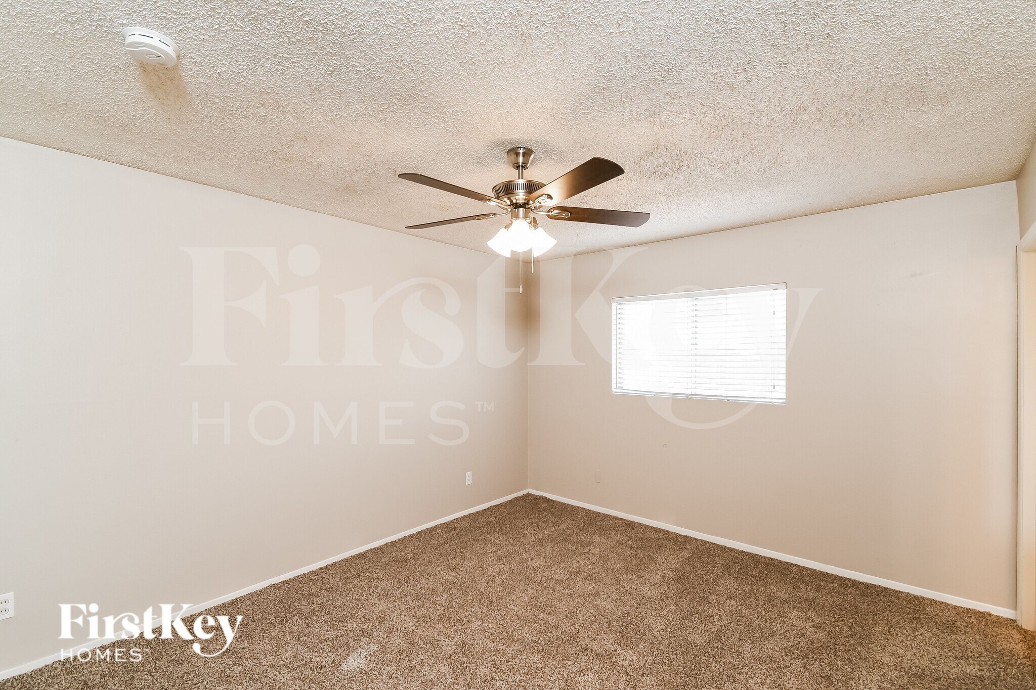 Building Photo - 940 E Loma Vista Dr