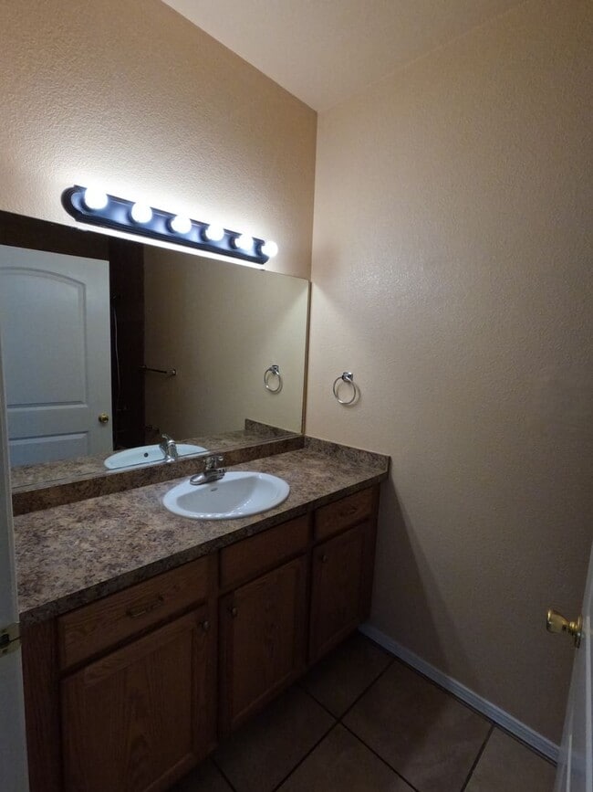 Building Photo - 1401 W Brown Rd