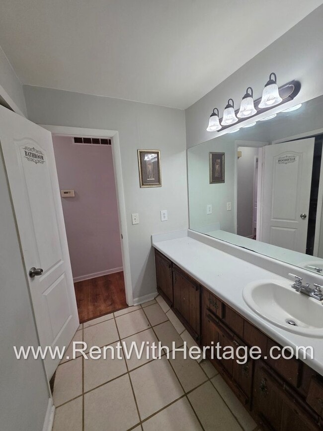 Building Photo - Amazing 3 Bedroom/ 2 Bath Home / Spacious Livingroom /  Flex Room / 1/2 Acre / Fenced Yard / Grea...